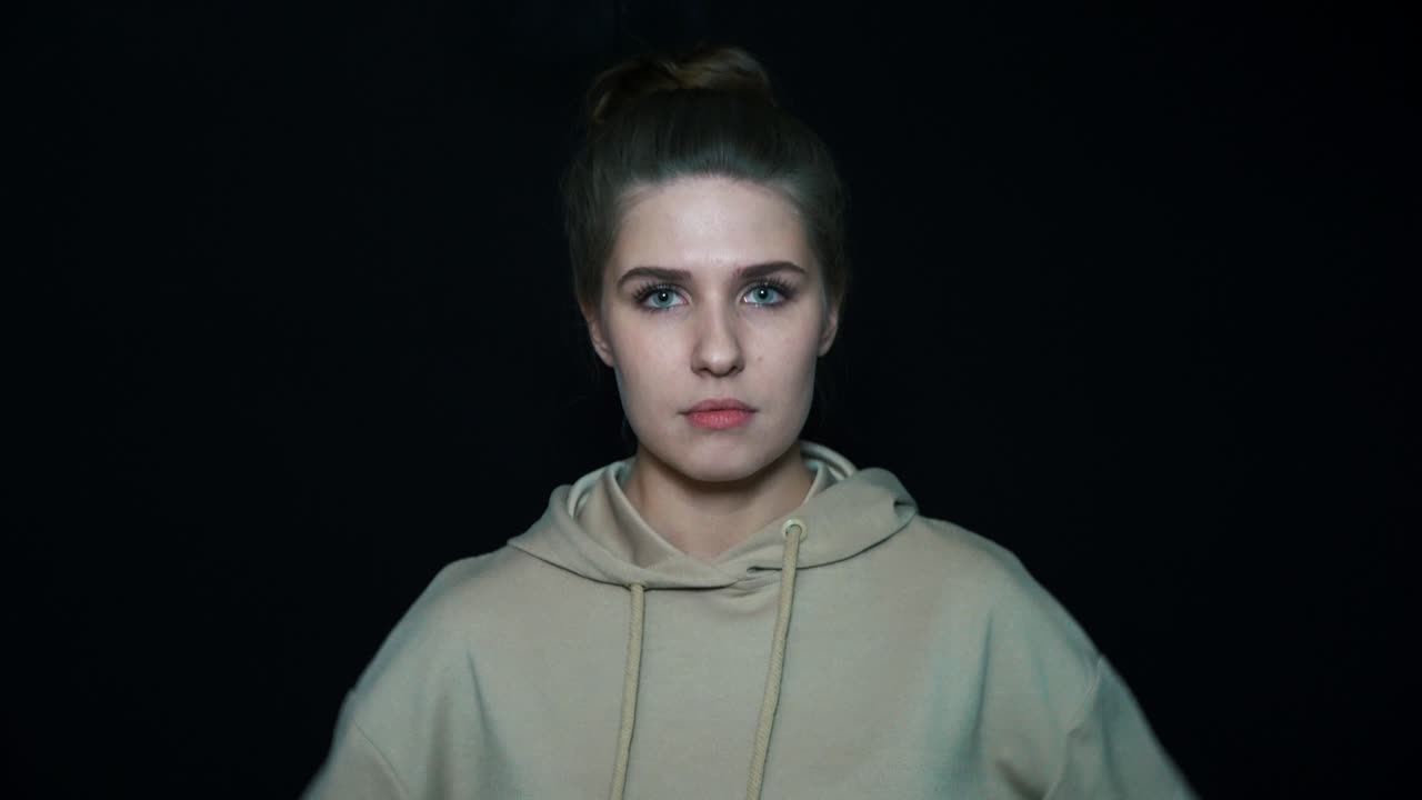 베이지색 후디를 입은 여자