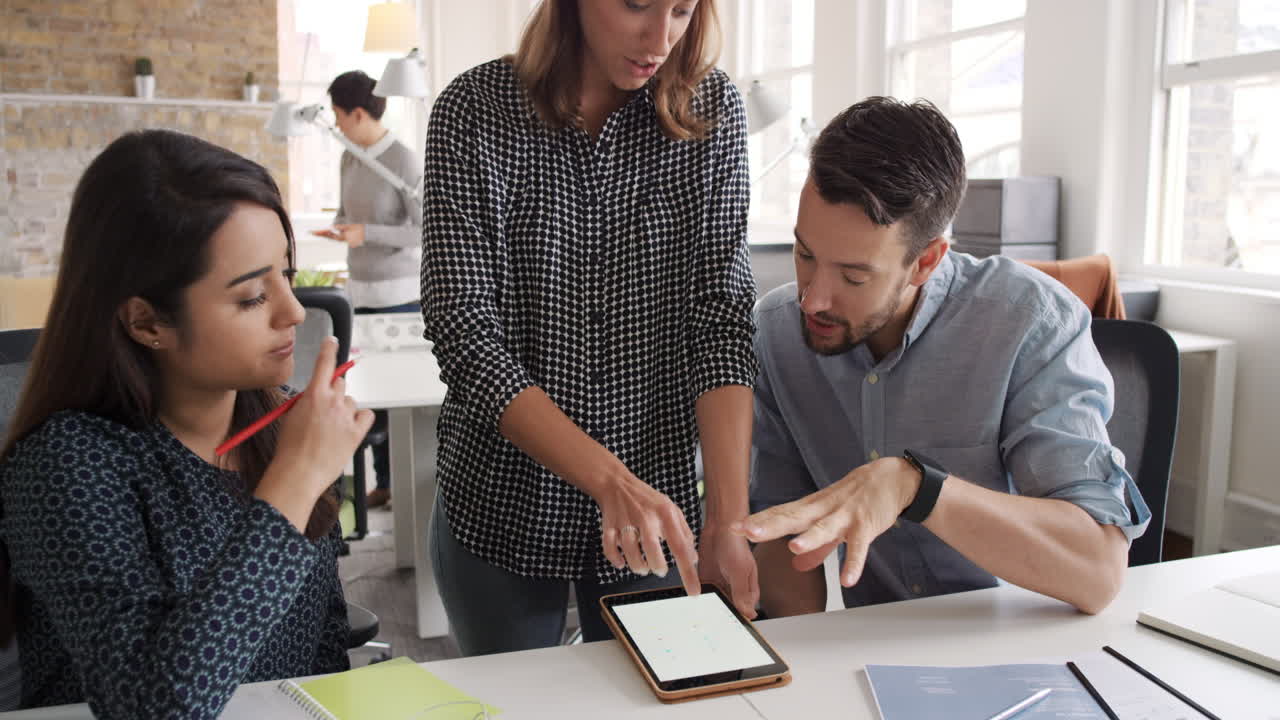 mujer de negocios usando una aplicación de tableta que muestra el progreso informe de datos caminando a través de la oficina moderna a diversas personas reunión de equipo compartiendo conceptos de grupo movimiento constante