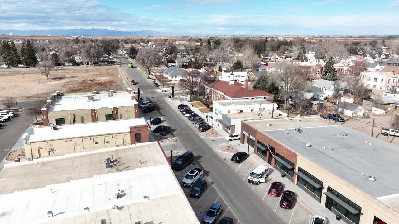 Il centro di Eaton, Colorado, sorge rivelando le montagne e il quartiere circostante