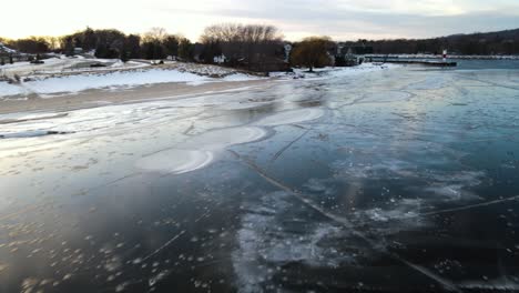 Eisformationen-Auf-Dem-Muskegon-See,-Luftbewegung