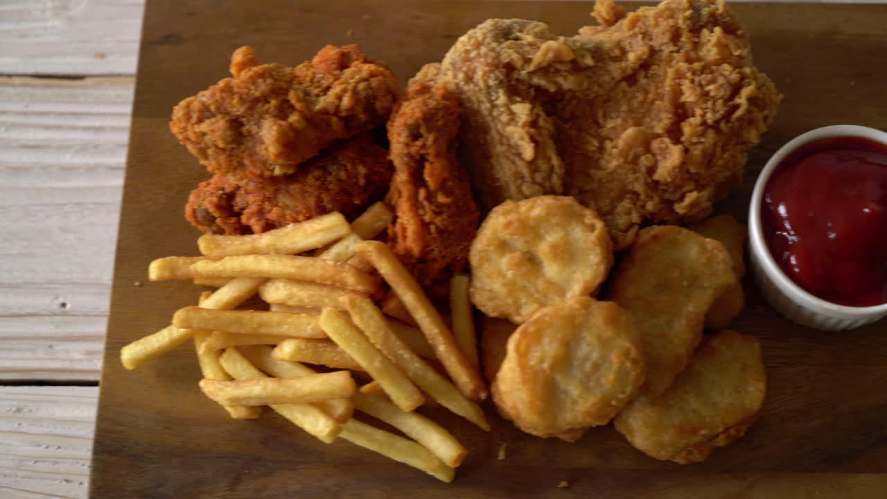 pollo frito con papas fritas y nuggets
