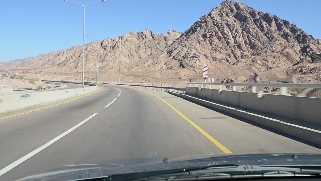 요르단에서 가장 유명한 도로 중 하나인 킹스 고속도로 (king's highway) 는 북쪽에서 남쪽으로 휘어져 있습니다.