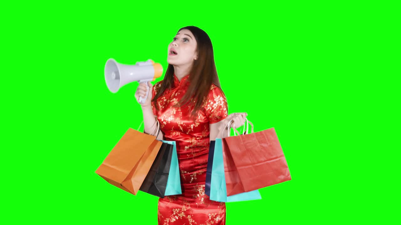 메가폰과 쇼핑 가방을 가진 중국인 여성