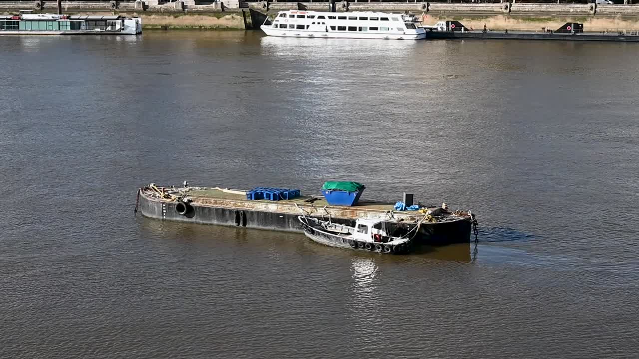 워터루 브리지  ⁇ 에서 떠다니는 보트, 런던, 영국