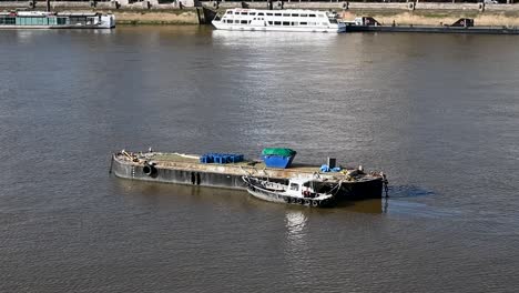 Boats-floating-under-Waterloo-Bridge,-London,-United-Kingdom