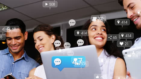 animación de iconos de redes sociales sobre diversos colegas que usan dispositivos electrónicos en la oficina