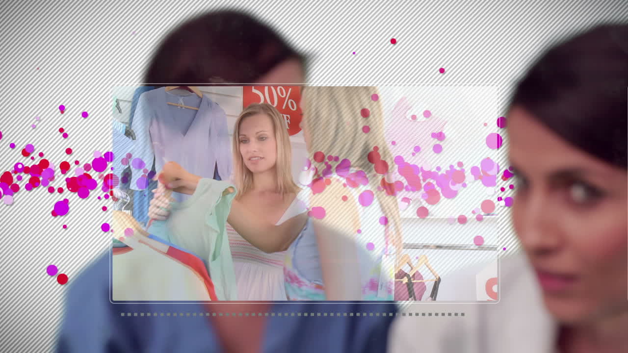 dos mujeres desplazándose a través de clips de venta al por menor