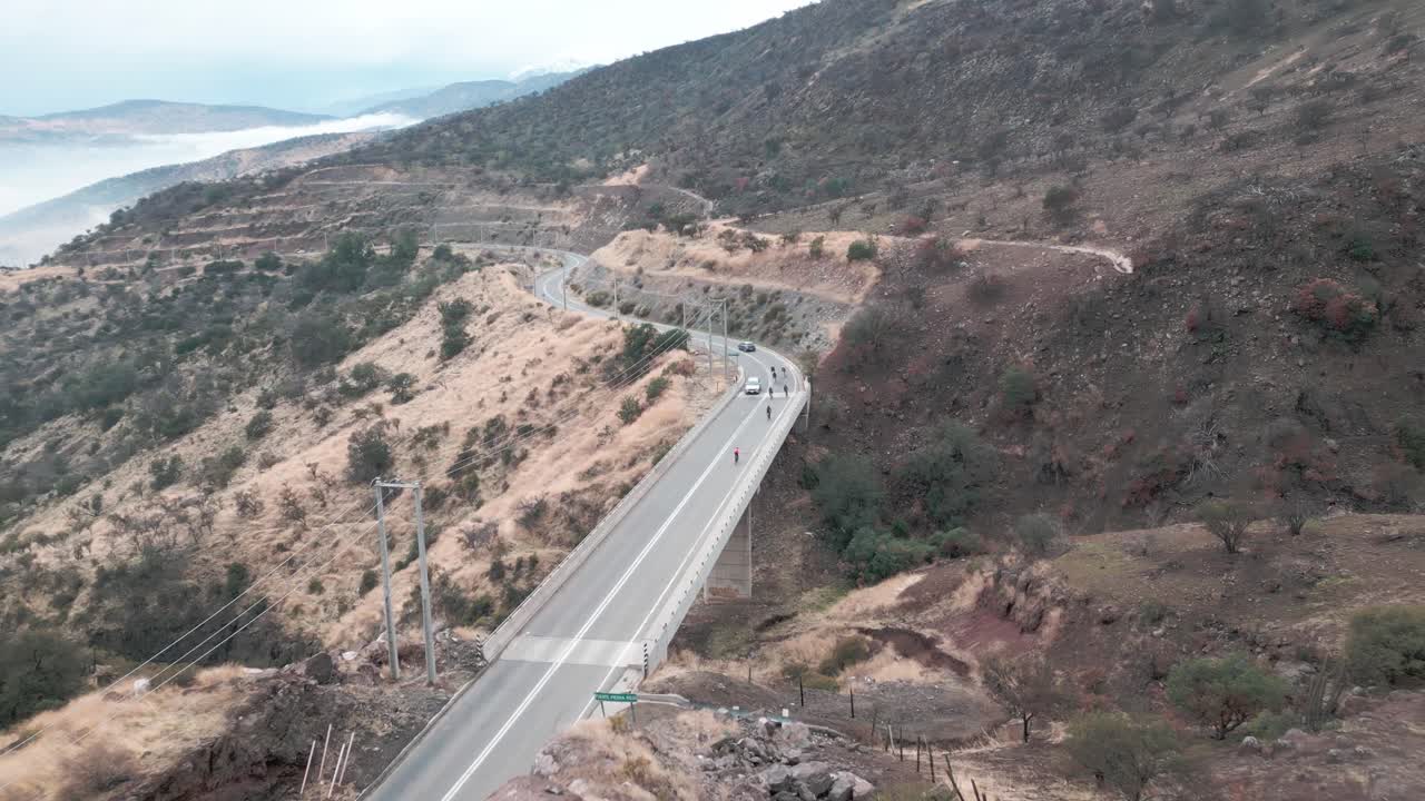 칠레 의 로 바르네체아 시 의 언덕 을 타고 자전거 타는 사람 들