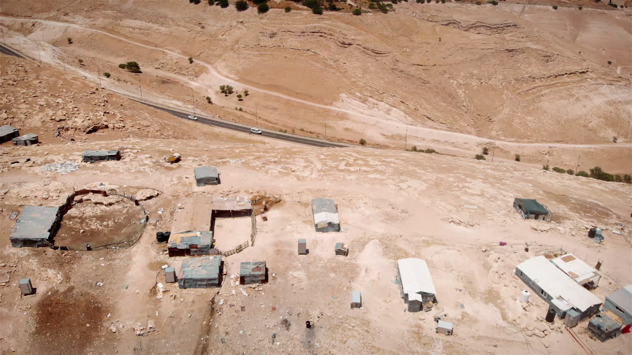 Avamposto beduino nel deserto, vista aerea