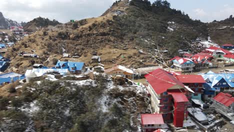 los tejados azules y rojos hacen de este pueblo un espectáculo encantador