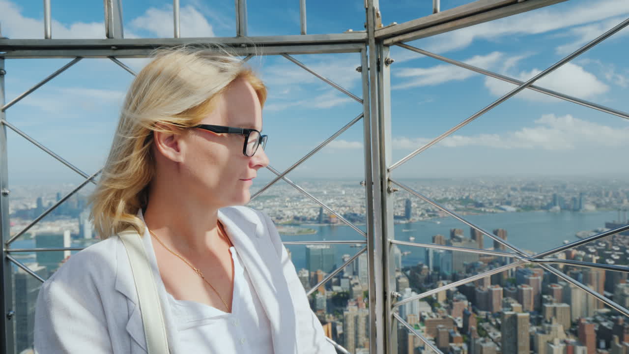 retrato de una mujer joven admirando una hermosa vista de la ciudad de nueva york