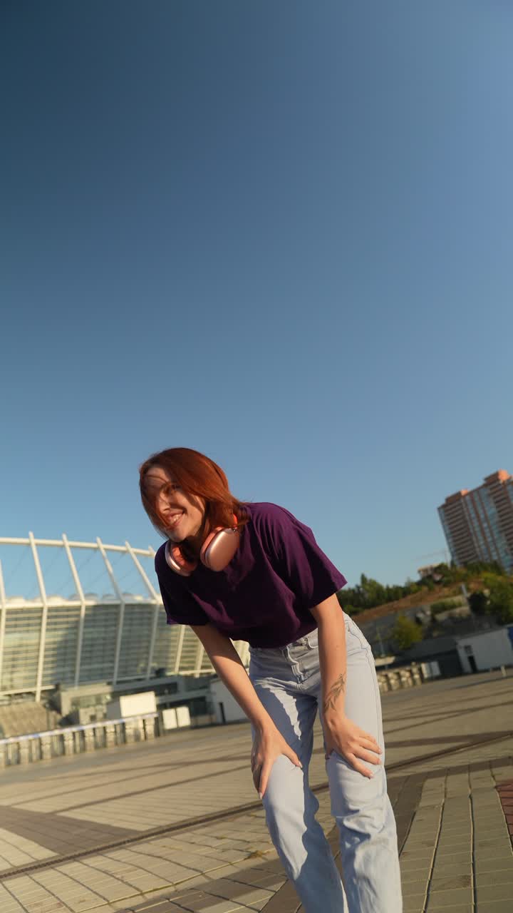 mujer bailando al aire libre