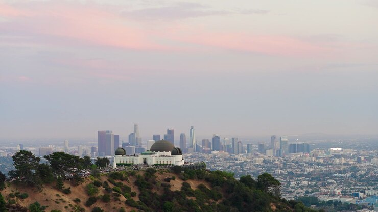 Skyline di Los Angeles visto dall'Osservatorio Griffith al crepuscolo colorato