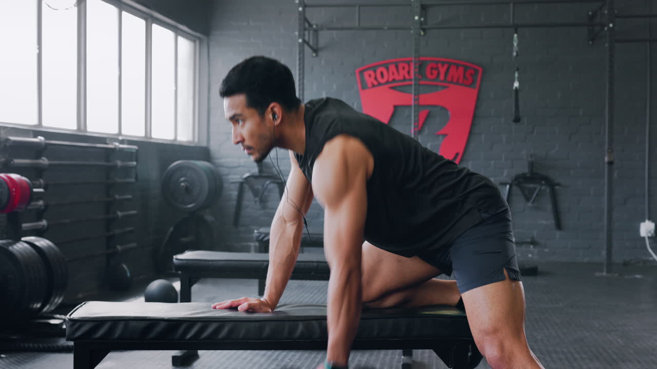 pesas de gimnasio, ejercicio de brazos y hombre haciendo fitness