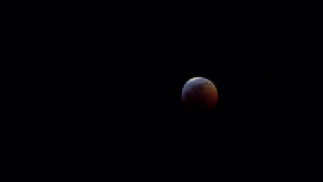 el eclipse lunar total se aceleró moviéndose por el cielo el 20 de enero de 2019 visto desde colorado