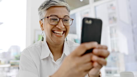 Mujer-De-Negocios,-Riendo-Y-Escribiendo-En-El-Teléfono-Inteligente