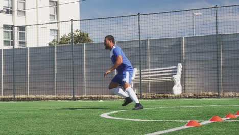 Fußballspielertraining-Auf-Dem-Feld