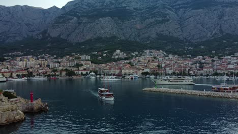 Imágenes-En-4k-De-Un-Ferry-Que-Sale-Del-Puerto-De-Lukobran-Maraska,-Croacia