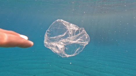 Contaminación-Del-Océano:-Sacar-Una-Bolsa-De-Plástico-Del-Mar