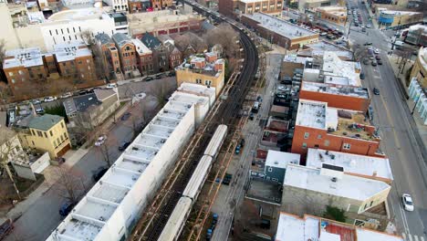 Tren-De-Metro-En-Vía-Férrea--sistema-De-Transporte-Público-De-Chicago