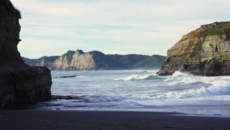 blick auf die wellen des pazifischen ozeans, die auf einen kleinen strand in chiloe brechen