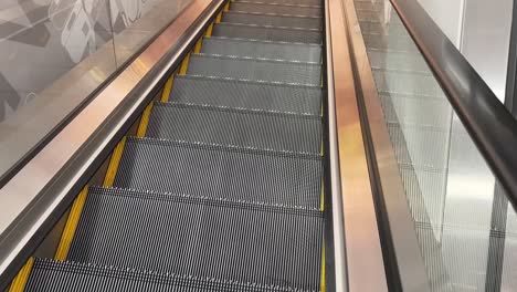 escalera mecánica en un centro comercial