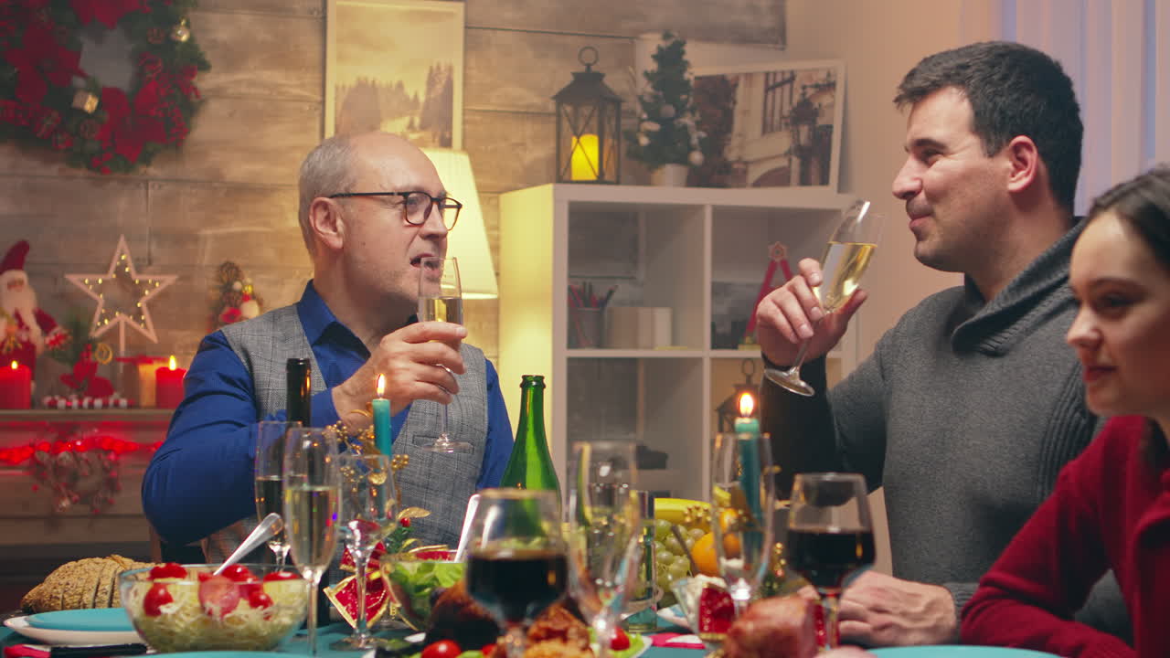 zoom en la toma del abuelo en la reunión familiar