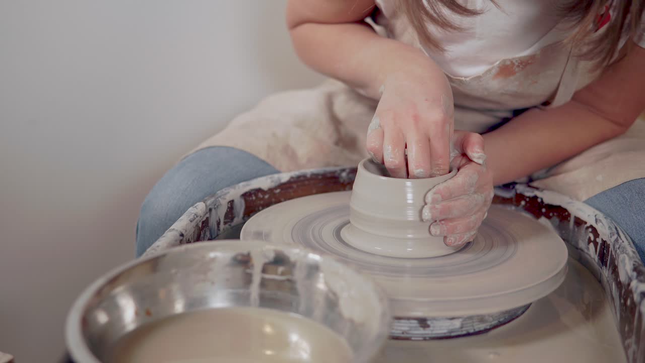 도자기 바 에 그 을 형성 하는 여자