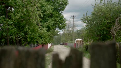 Countryside-path-behind-wooden-fence,-focus-shift