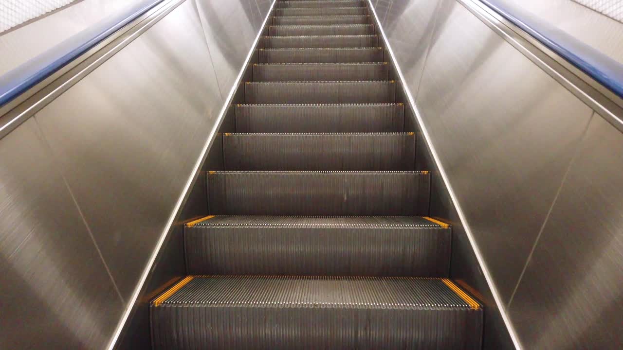 기차역의 플랫폼으로 이동하는 에스컬레이터에서 보기