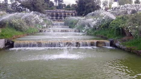 Cascada-Monumental-Parte-De-Un-Lago-Artificial-En-Un-Distrito-De-Roma-Llamado-Eur