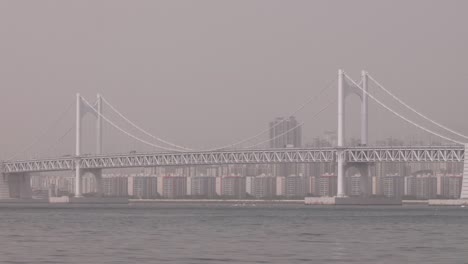 한국 부산의 거대한 광안대교