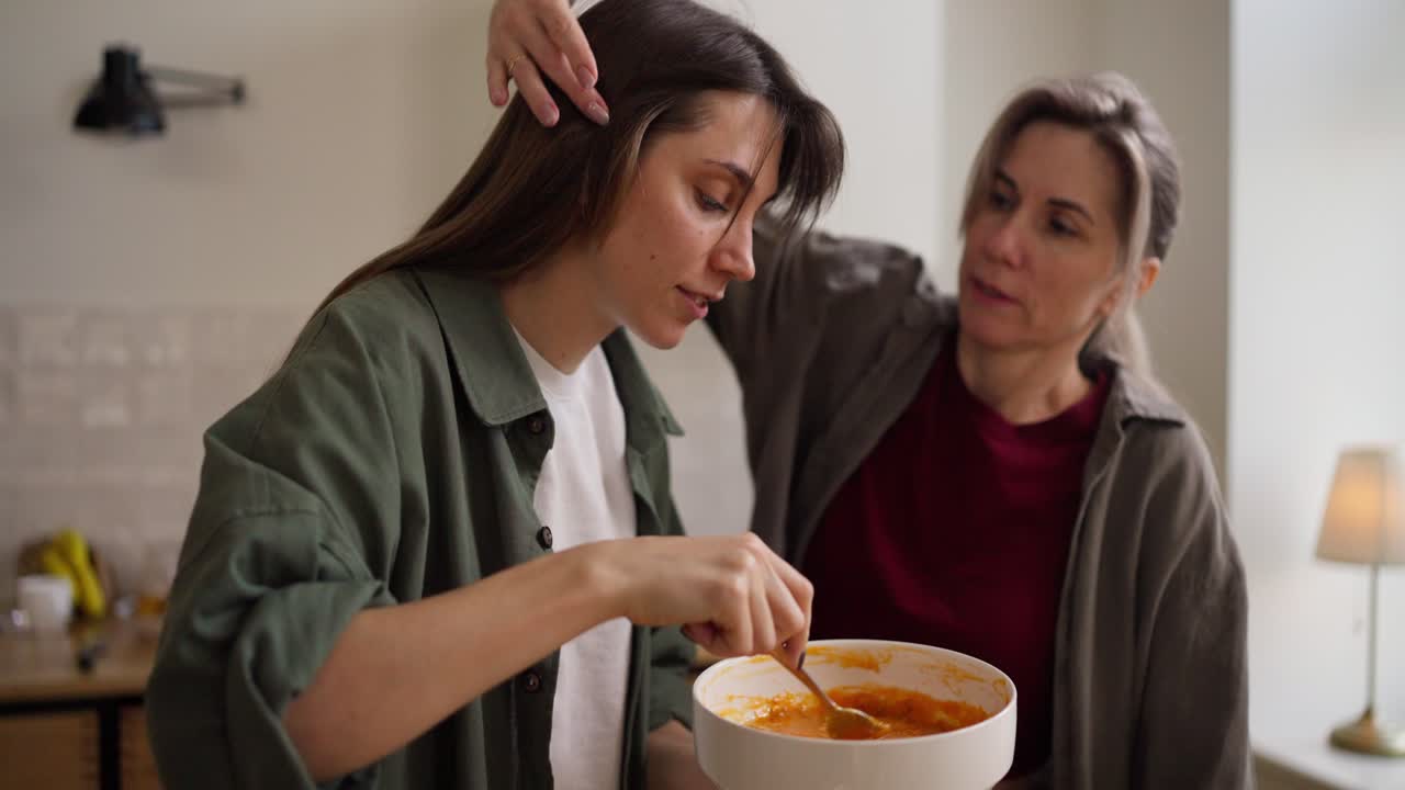 madre e hija cocinando juntos