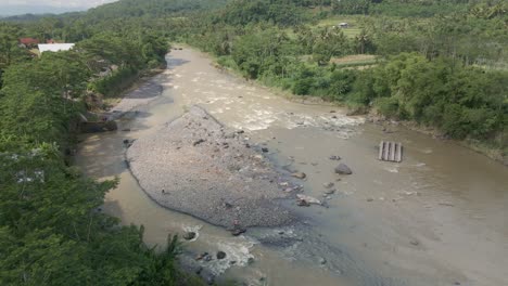 Luftaufnahme-Einer-Kleinen-Felseninsel-Im-Mittleren-Wasserstrom-Des-Flusses