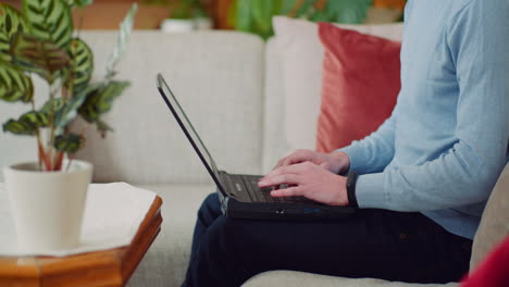 Hombre-Escribiendo-Rápido-En-El-Teclado-De-La-Computadora-Haciendo-Trabajo-En-Línea-Y-Trabajando-De-Forma-Remota-Desde-Casa