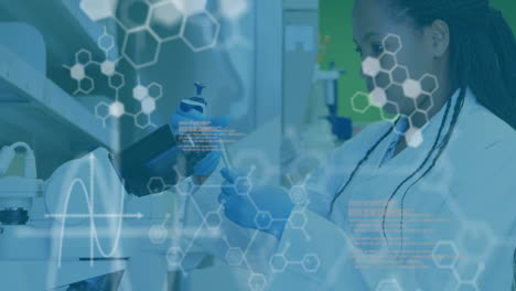 animación de la fórmula química y el procesamiento de datos sobre una científica biracial haciendo un experimento