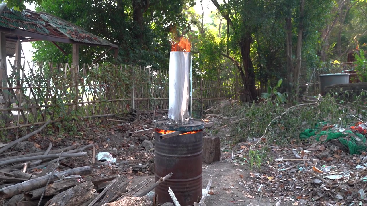 Actieve brandton met open vlam overdag buiten in een bos op landbouwgrond in Chiang Mai, Thailand. Dolly achteruit.