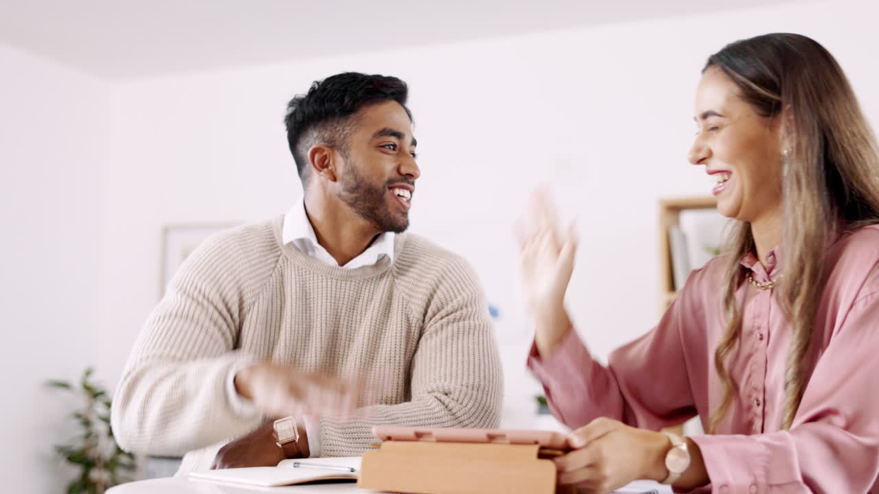 gente creativa de negocios, tableta