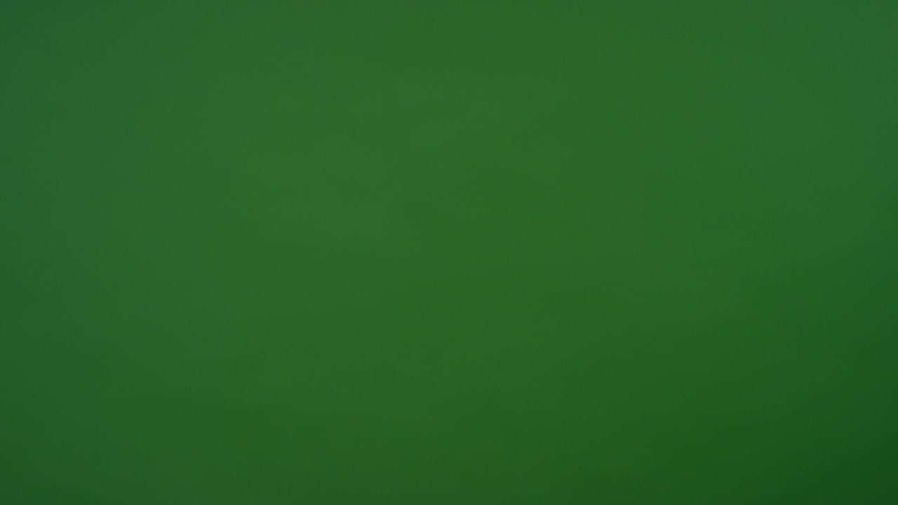 dedo femenino haciendo gestos de desplazamiento en pantalla verde