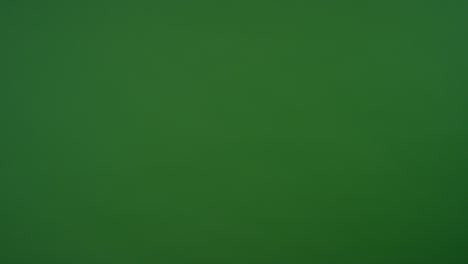dedo femenino haciendo gestos de desplazamiento en pantalla verde
