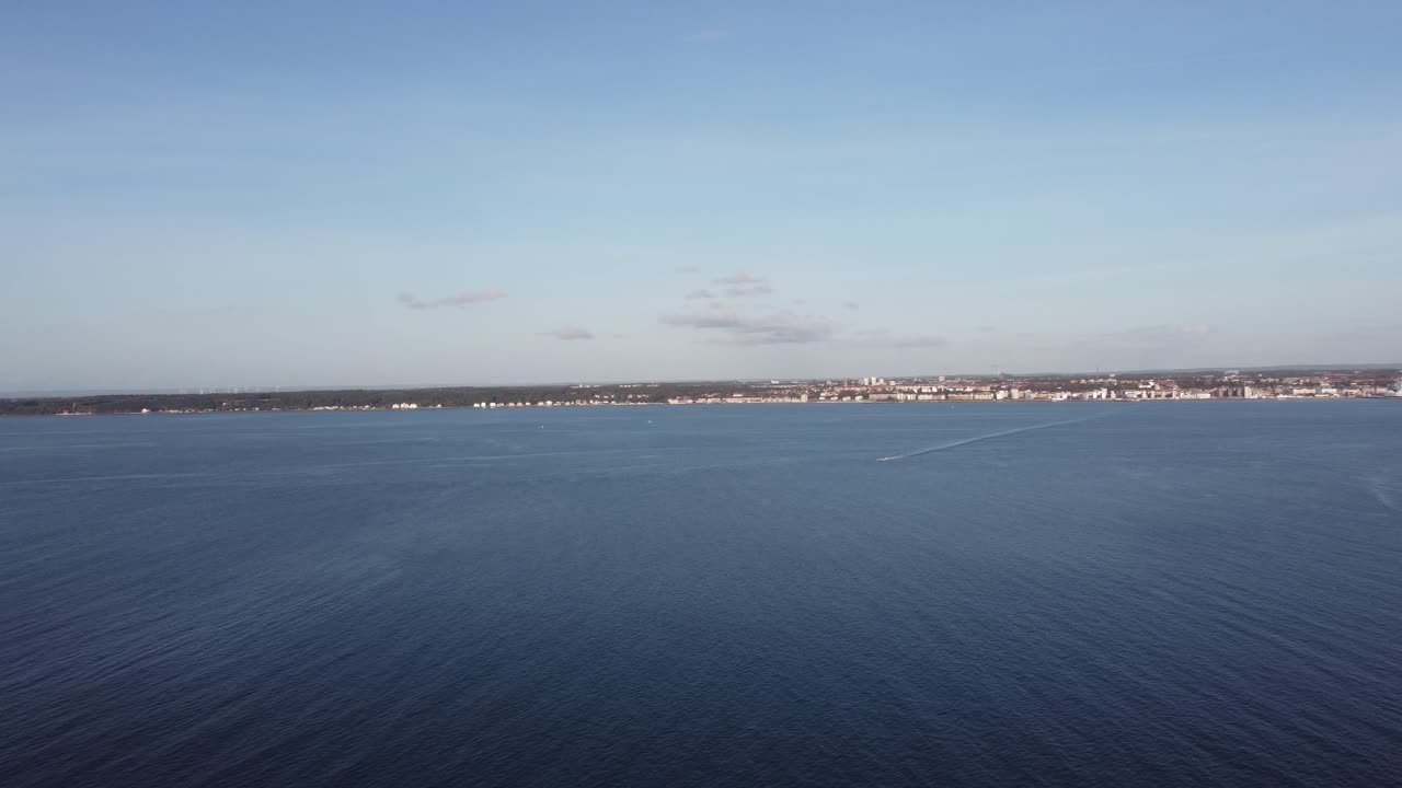 헬싱괴르 해안선에서 스웨덴 헬싱보리 시를 볼 수 있습니다.