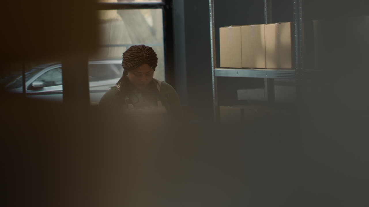 창고 에서 재고 를 확인 하는 여자