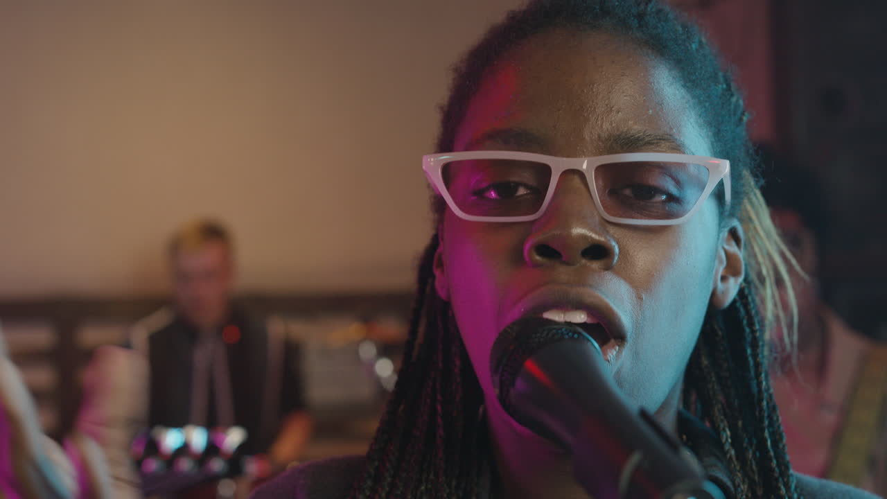 녹음 스튜디오 14에서 리허설하는 다민족 음악 밴드