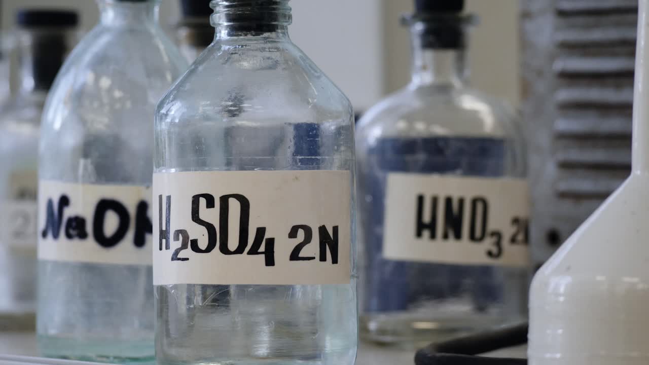 화학적 라벨이있는 화학 실험실 병