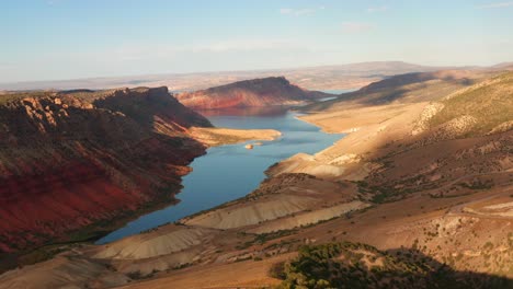 Tiro-De-Paralaje-De-Drones-De-Las-Montañas-Y-El-Lago-De-Utah