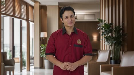 el ama de llaves indio feliz escuchando al cliente