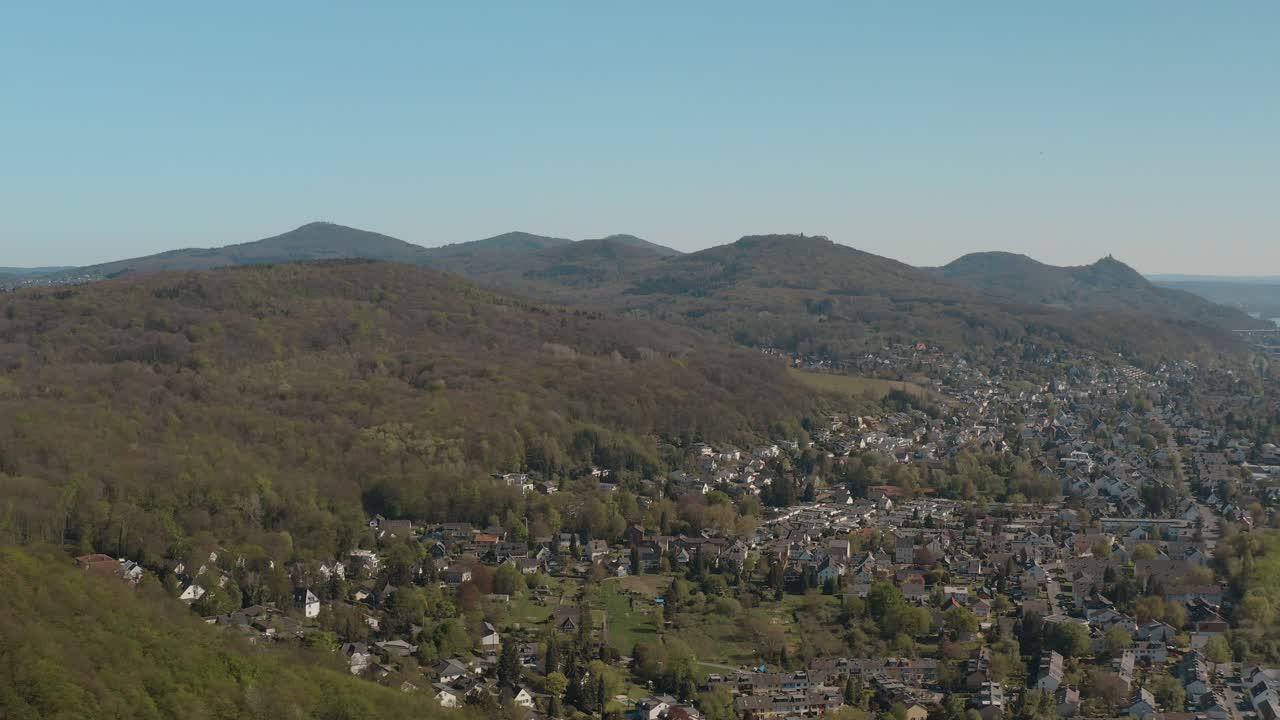 드론 - 7개의 산 siebengebirge 30p의 공중 파노라마 샷