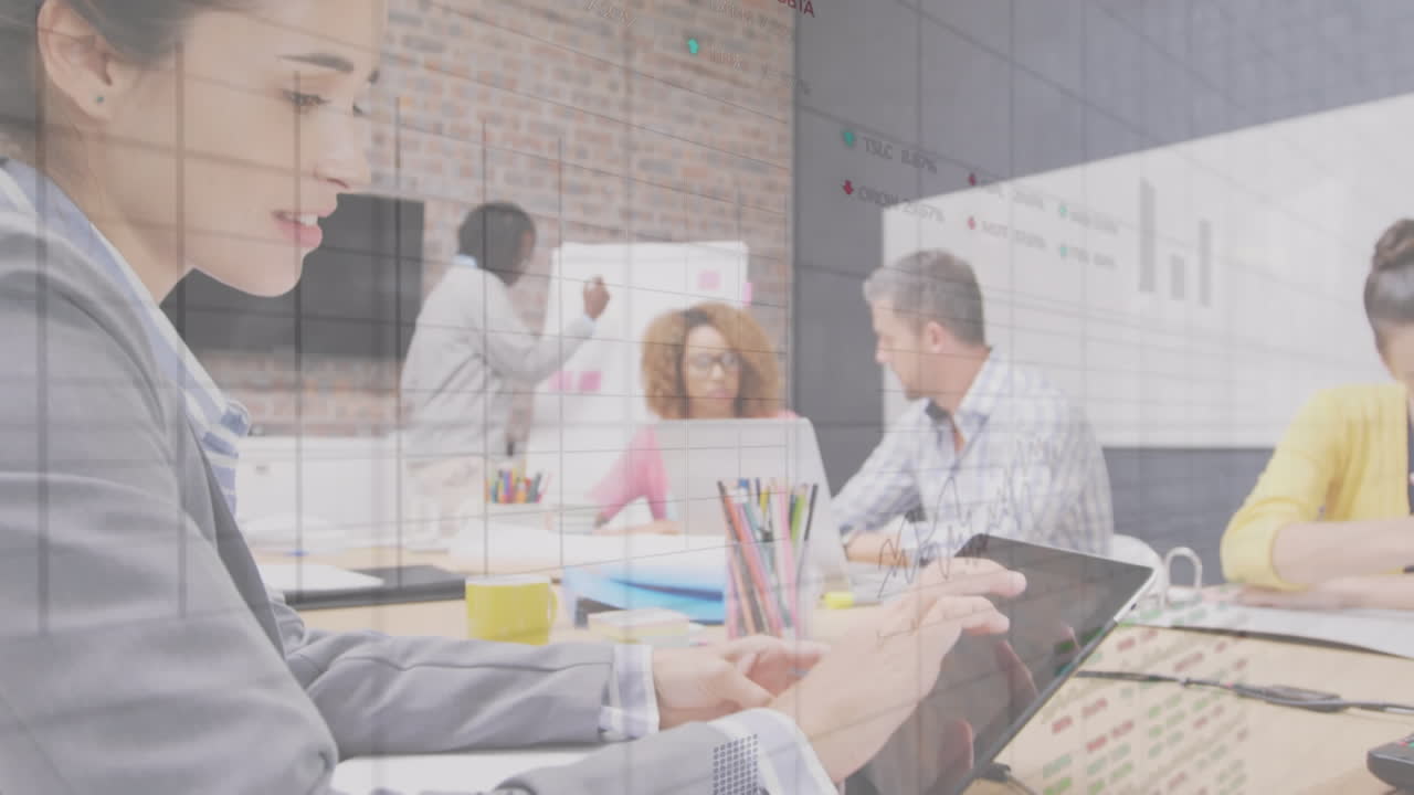 사무실에서 디지털 태블릿을 사용하여 두 인종의 여성에 대한 통계 데이터 처리의 애니메이션