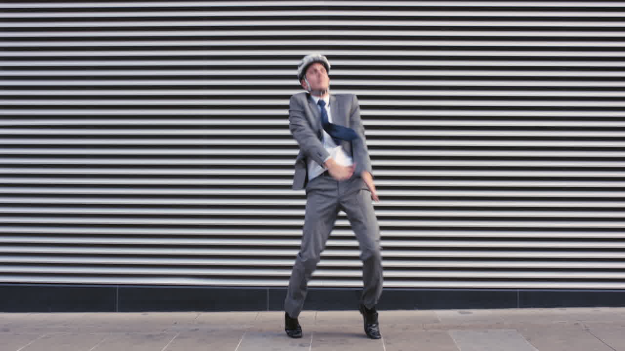Uomo d'affari caucasico, ballerino di strada dallo stile funky contemporaneo, che balla freestyle in città.