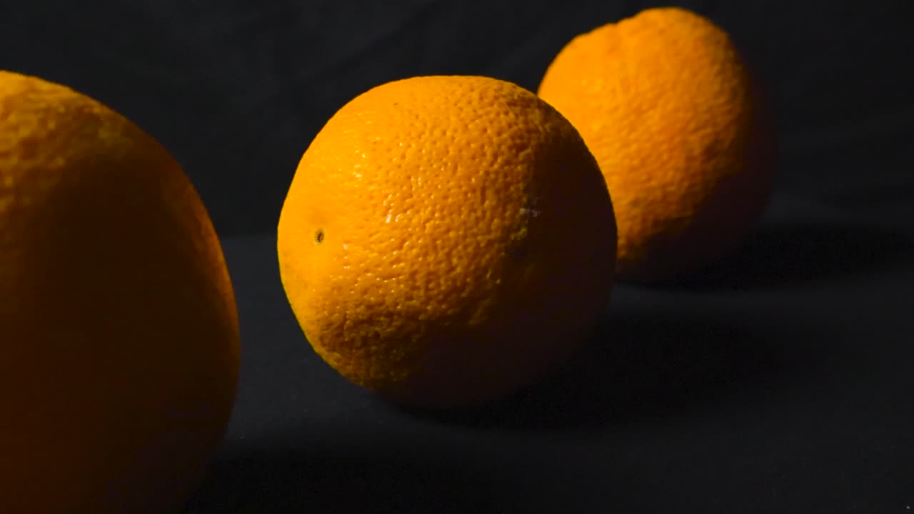naranjas en fondo oscuro